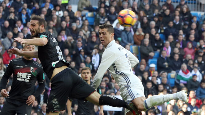 Lombán y Cristiano, en el Real Madrid-Granada con el que se abrió 2017.