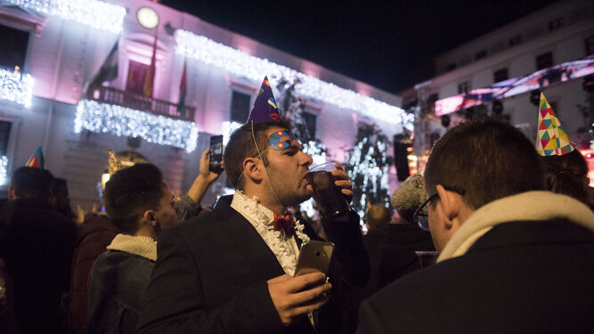 En la Plaza del Carmen y calles cercanas se pudo ver a jóvenes consumiendo alcohol.