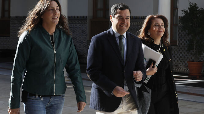 Dolores López, Juanma Moreno y Carmen Crespo se dirigen al último Pleno del Parlamento celebrado en diciembre.