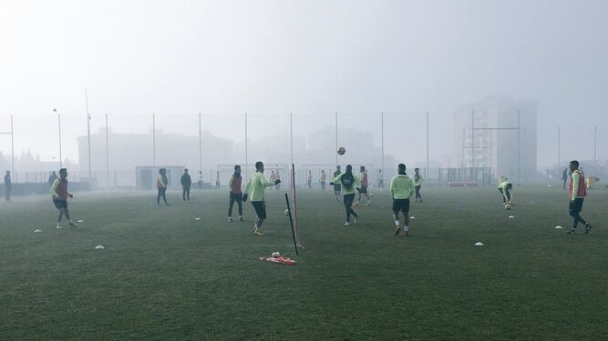 Una intensa niebla cubrió la Ciudad Deportiva del Granada CF durante el entrenamiento de ayer.