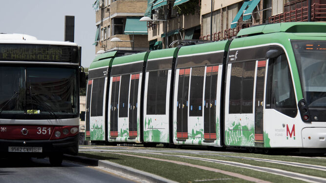 Un autobús urbano junto al Metro de Granada.