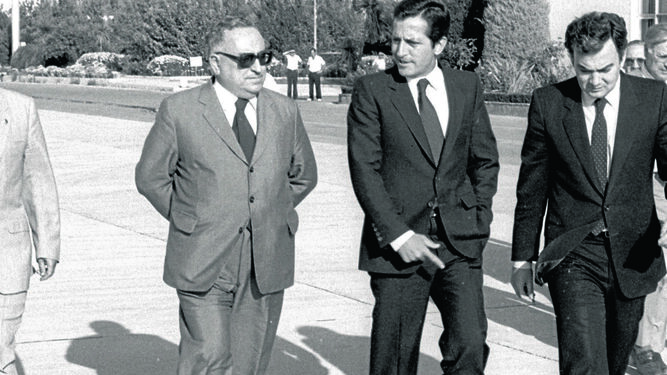 Con Aldolfo Suárez, el hombre por el que se metió en política.