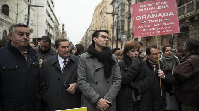 Francisco Cuenca, José Entrena y Sandra García, en una de las cabeceras de la manifestación.