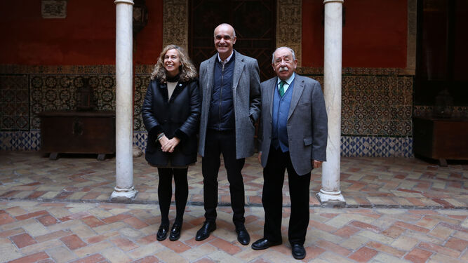 La directora general de Cultura, Isabel Ojeda, y el delegado Antonio Muñoz, ayer con Antonio Zoido.
