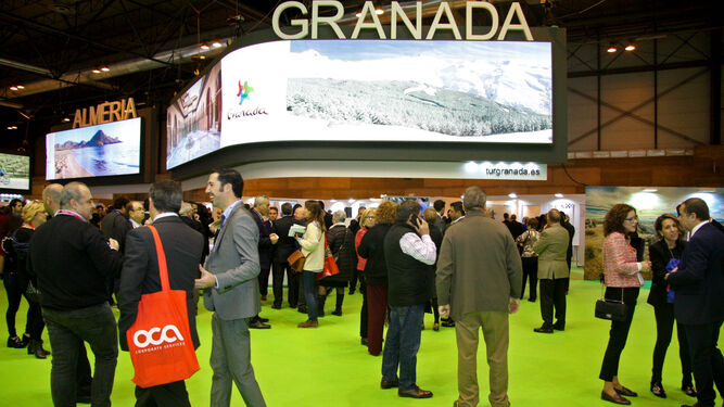 La presidenta de la Junta de Andalucía visitó ayer el stand de Granada, donde se llevó información de la Costa Tropical y Órgiva.