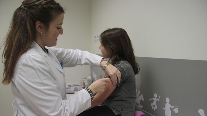 Una enfermera vacuna a una niña en una consulta de vacunación del Grupo IHP Pediatría.