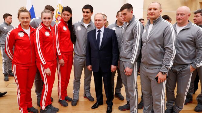 Vladimir Putin posa junto a algunos atletas rusos que participarán en los Juegos de PyeongChang.