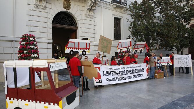 Una de las movilizaciones de los trabajadores de Alhambra Bus en la Plaza del Carmen.