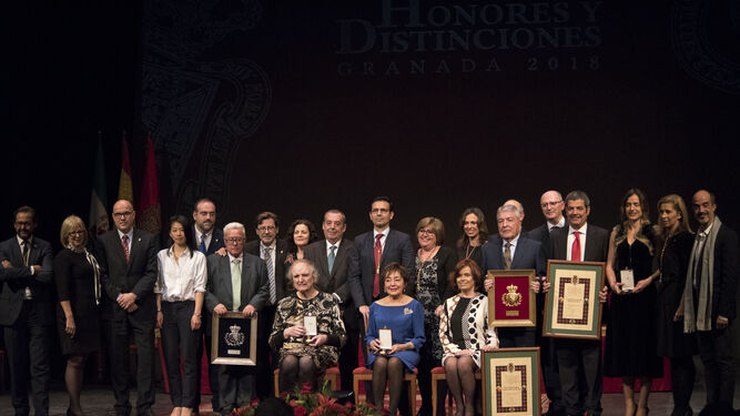Foto de familia de los premiados tras recibir sus distinciones en un acto en el Teatro Isabel la Católica.