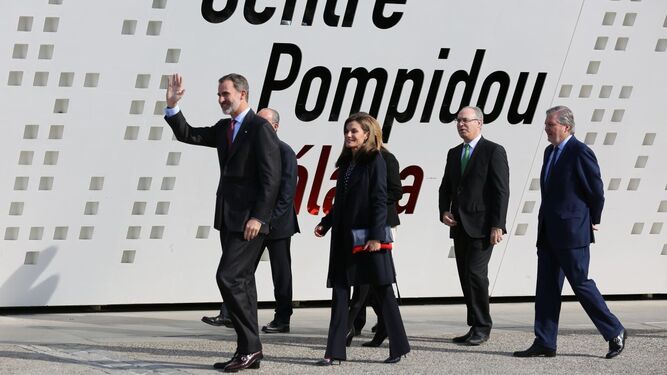 Los Reyes a su llegada al Pompidou para entregar las Medallas al Mérito en Bellas Artes.