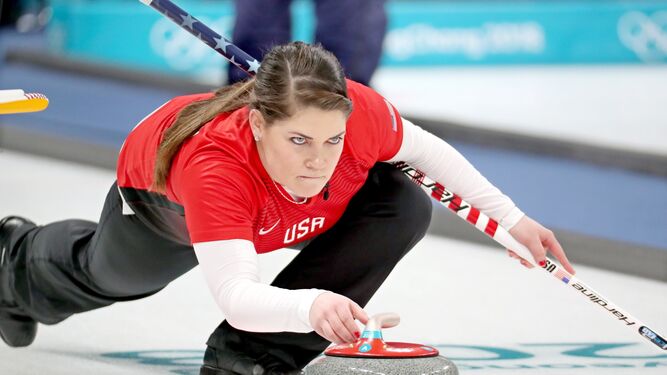 Una participante del equipo estadounidense de curling en Pyeongchang, deporte olímpico de invierno que despierta cierta fascinación en el público español.