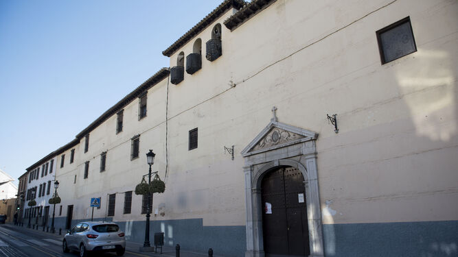 El convento está situado al final de la calle Molinos.