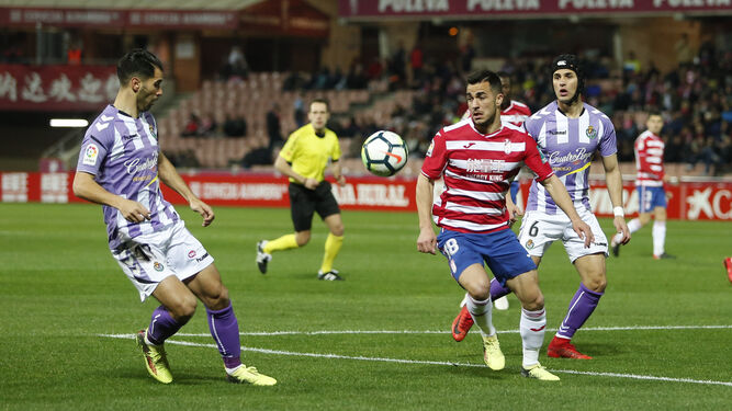 Joselu controla el esférico ante dos jugadores del Real Valladolid en el partido del pasado viernes.