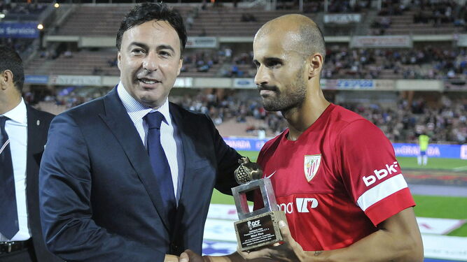Quique Pina entrega un trofeo a Mikel Rico, por el que pagó 600.000 euros.