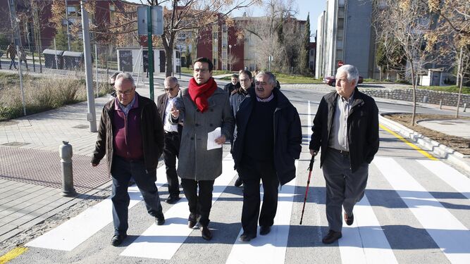 El alcalde, Francisco Cuenca, y los representantes de las asociaciones de vecinos estrenaron ayer el vial.
