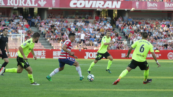 Pedro controla el balón en el choque ante el Córdoba de la primera vuelta, en el que el Granada logró su primer triunfo.