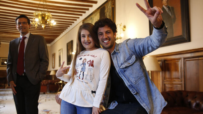 La joven Esther Requena, con el también ganador de la edición adulta de Masterchef, el granadino Jorge Brazalez.