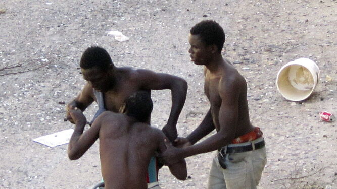 Tres jóvenes subsaharianos en Melilla.