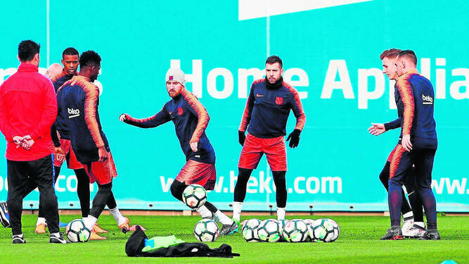 Messi, en el centro de un rondo en el que están Jordi Alba, Digne o Alcácer, entre otros.