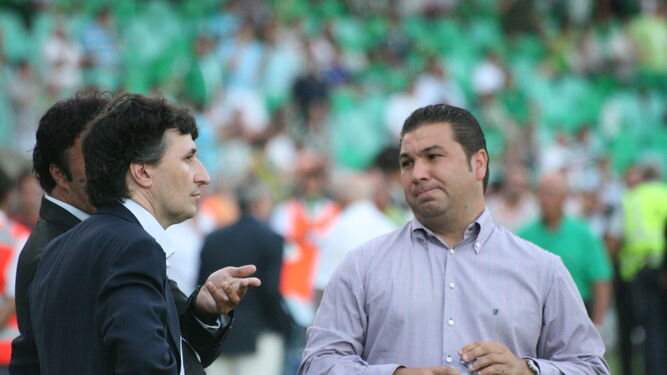 Gino Pozzo, Juan Carlos Cordero y Quique Pina durante un partido del Granada CF.
