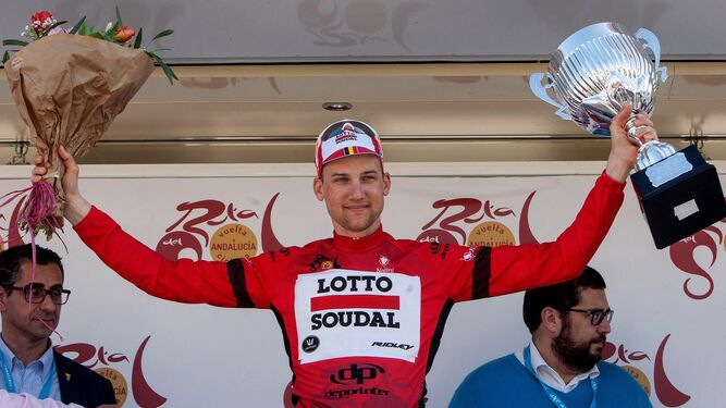 El ciclista del Lotto-Soudal Tim Wellens recoge el trofeo de ganador de la 64ª Vuelta a Andalucía tras la última etapa.