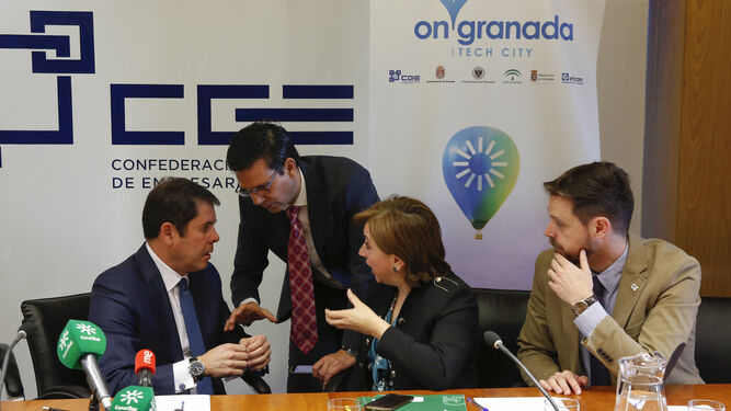 El presidente de OnGranada, Gerardo Cuerva, dialoga con Francisco Cuenca, Sandra García y Juan José Martín durante la primera reunión de 2018.