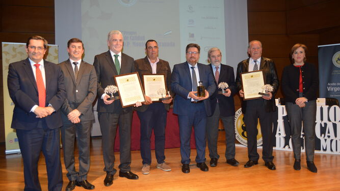 Los premiados, junto al consejero de Agricultura, la delegada del Gobierno y el presidente de la Diputación.