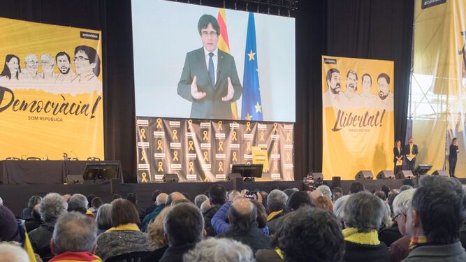Los asistentes a la asamblea de ANC ayer ven una proyección de Puigdemont.