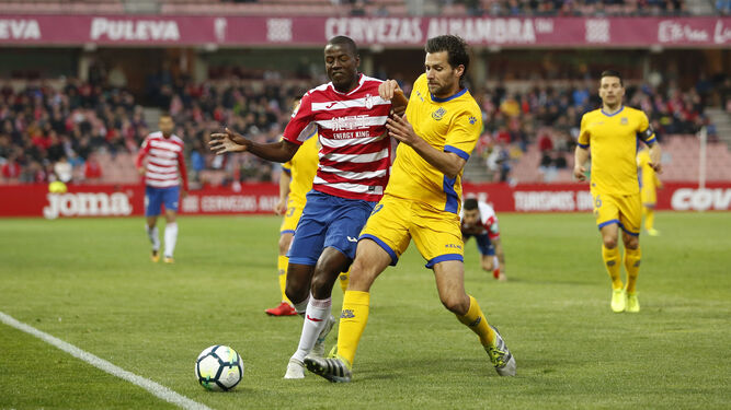 Adrián Ramos anotó los dos goles que dieron la victoria al Granada CF.