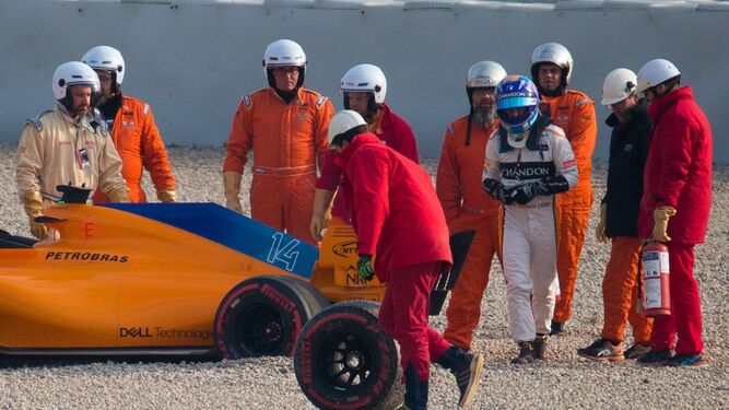 Alonso abandona su MCL 33 al salirse de pista tras perder un neumático.