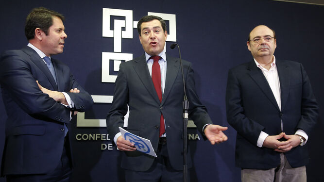 Juanma Moreno (c), acompañado de Gerardo Cuerva y de Sebastián Pérez.