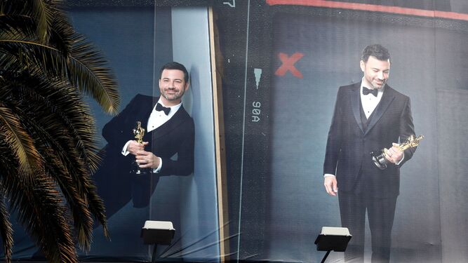 Un cartel con el presentador de la gala, Jimmy Kimmel, anuncia en Hollywood la entrega de los Oscar.