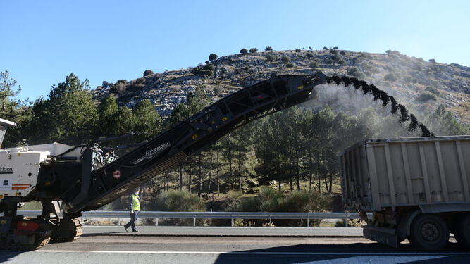 Trabajo de mejora de las carreteras en la provincia de Granada.