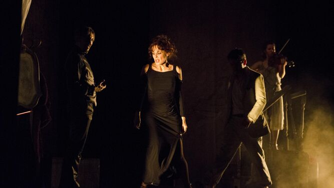 Silvia Marsó, en el centro, actúa durante la función de '24 horas en la vida de una mujer' en el Teatro Isabel la Católica.