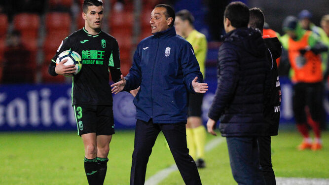 José Luis Oltra da instrucciones en presencia de Álex Martínez durante la segunda parte del partido jugado en Lugo.