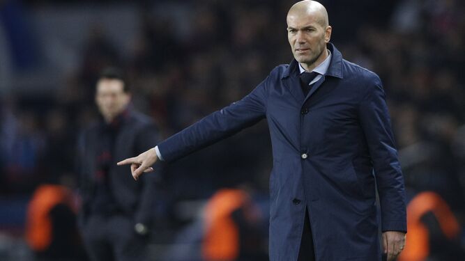 Zinedine Zidane hace una indicación a sus futbolistas durante el partido contra el PSG en el Parque de los Príncipes.