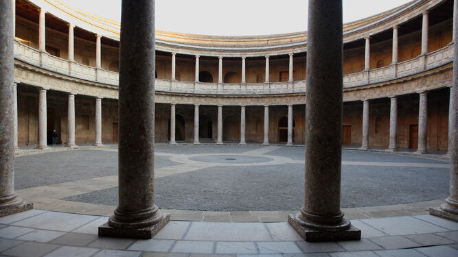 La arquitectura del Palacio de Carlos V es perfecta para este paseo matemático.