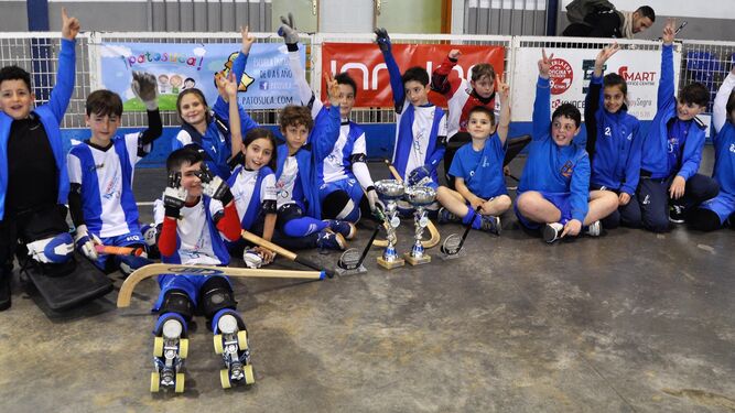 El equipo benjamín del Patín Cájar celebran el triunfo conseguido tras protagonizar un gran torneo.