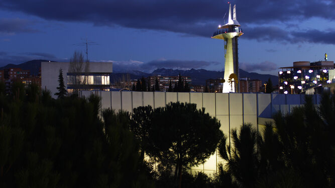 Torre del Parque de las Ciencias iluminada por balizas.