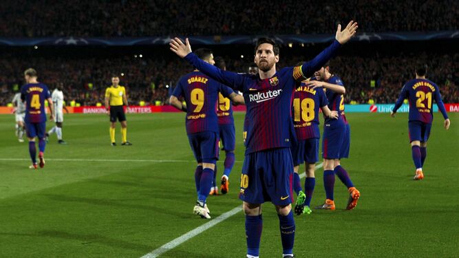 Leo Messi celebra con los brazos en alto el segundo gol que le marcó al Chelsea, el tercero del Barcelona.