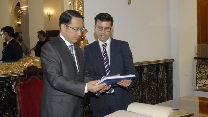 Cuenca con el embajador Lyu Fan.