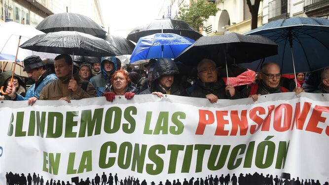 Pensionistas bajo la lluvia en una de las manifestaciones convocadas.