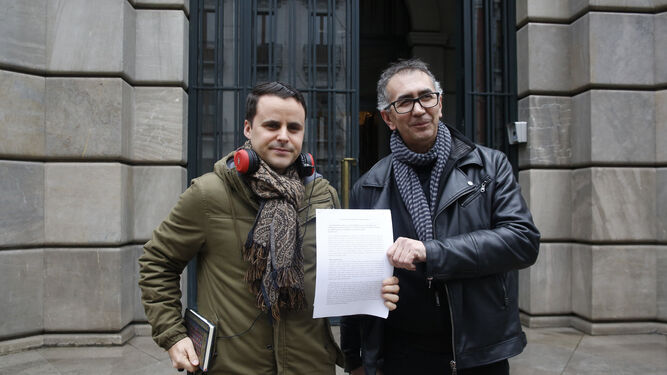 Juan Pinilla y Juan Pérez presentaron ayer el escrito para que la Fiscalía investigue a Spiriman.