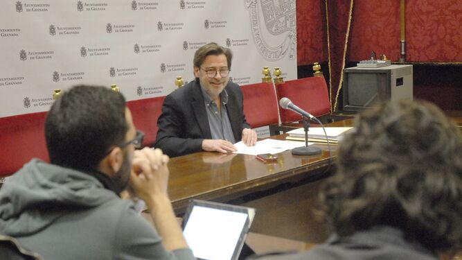 El portavoz del PSOE en el Ayuntamiento, Baldomero Oliver, ayer informando de la Junta de Gobierno.