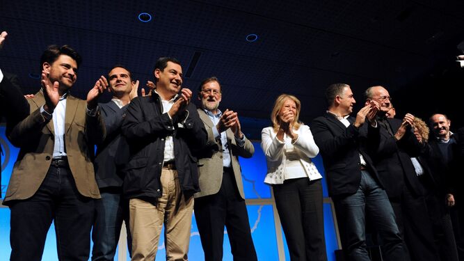Mariano Rajoy, en el centro de la imagen, aplaude flanqueado por Juanma Moreno y Ángeles Muñoz.