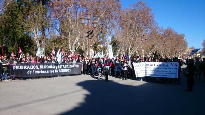 Una protesta de los trabajadores interinos del Servicio de Valoración de la Dependencia frente a San Telmo.
