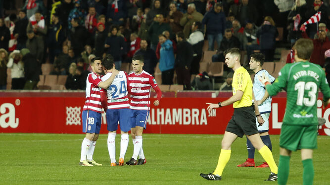 Espinosa, autor del gol de la victoria ante el Numancia, es felicitado por Pedro y Álex Martínez.