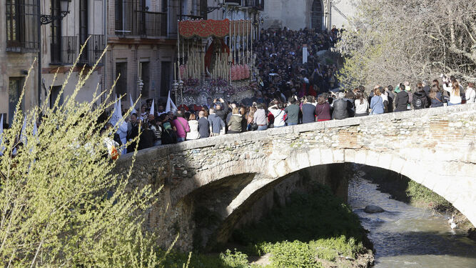 Granada vive un Lunes Santo 			con vocación histórica