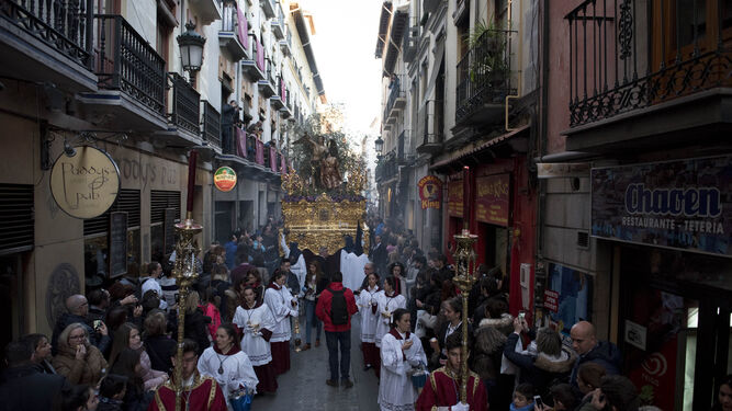 Granada vive un Lunes Santo 			con vocación histórica