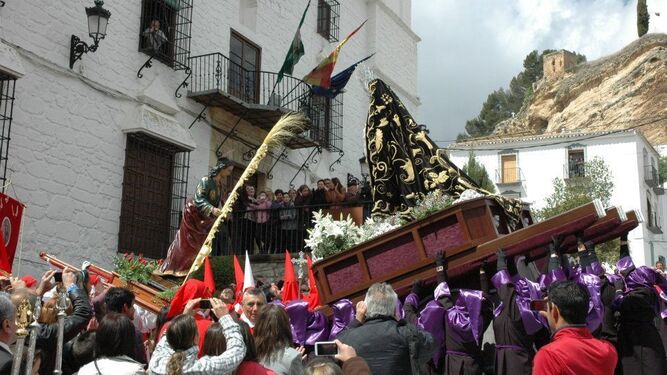 El marco patrimonial de Montefrío embellece la procesión.